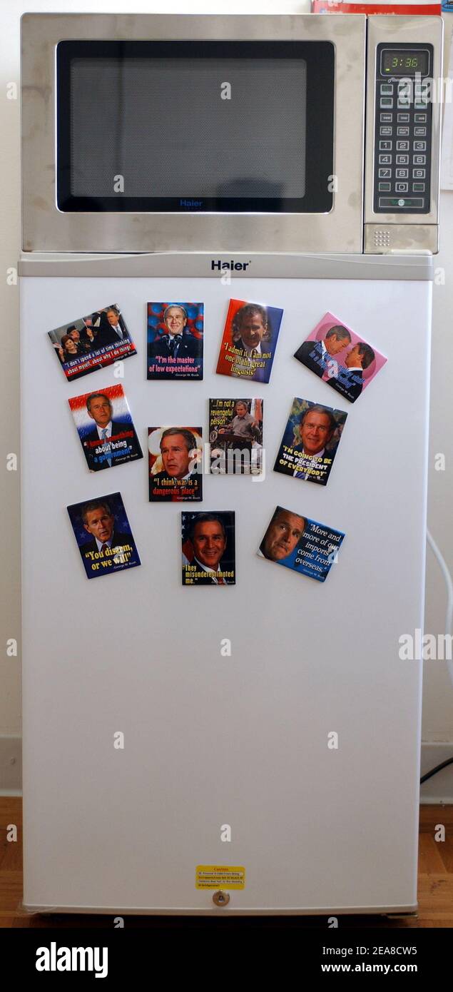 Divers Articles De Merchandising Anti George W Bush Peuvent Etre Trouves Dans Les Boutiques De Cadeaux Et Les Magasins De Nouveaute Autour De L Amerique Au Fur Et A Mesure Que Les Elections
