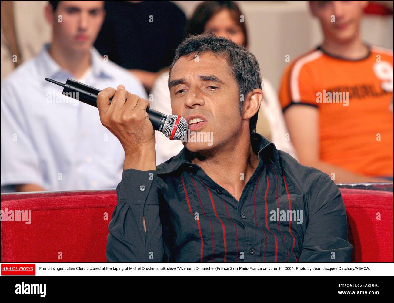 La chanteuse française Julien Clerc a été photographiée lors de l'enregistrement du talk show de Michel Drucker 'vivre Dimanche' (France 2) à Paris-France le 14 juin 2004. Photo de Jean-Jacques Datcary/ABACA. Banque D'Images