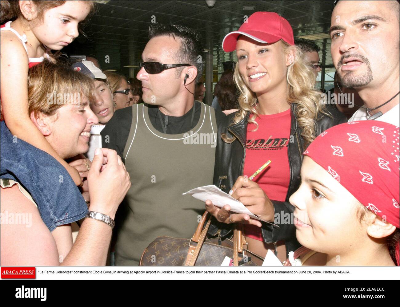 -la ferme célébrité- consistante Elodie Gossuin arrivant à l'aéroport d'Ajaccio en Corse-France pour rejoindre leur partenaire Pascal Olmeta lors d'un tournoi Pro SoccerBeach le 20 juin 2004. Photo par ABACA. Banque D'Images