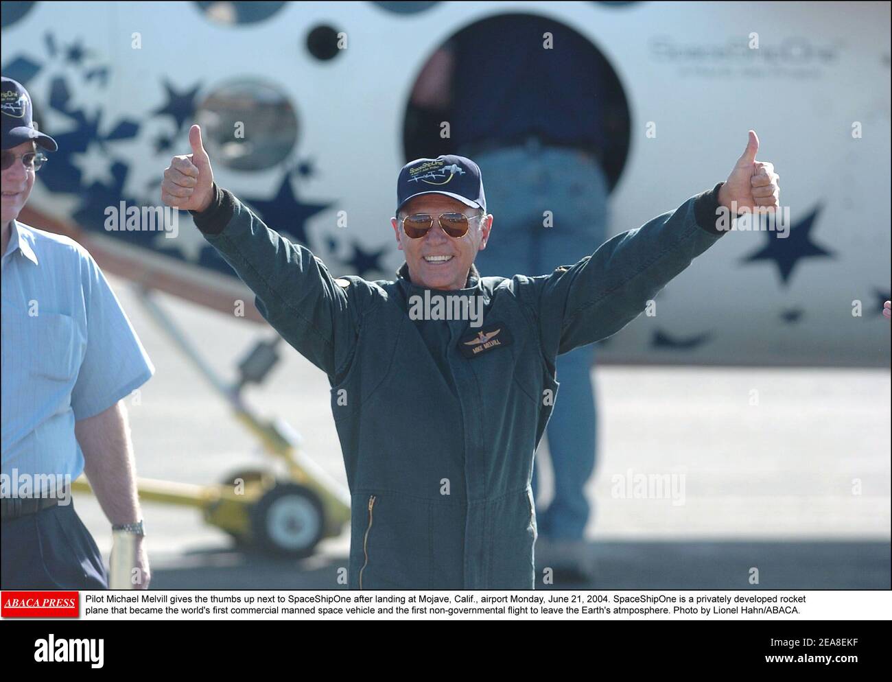 Le pilote Michael Melvill donne les pouces à côté de SpaceShipOne après l'atterrissage à Mojave, en Californie, à l'aéroport le lundi 21 juin 2004. SpaceShipOne est un avion de roquette développé en privé qui est devenu le premier véhicule spatial commercial habité au monde et le premier vol non gouvernemental à quitter l'atmosphère terrestre. Photo de Lionel Hahn/ABACA. Banque D'Images