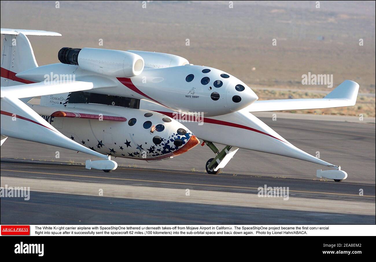 L'avion de transport de White Knight avec SpaceShipOne attaché sous les décollage de l'aéroport de Mojave en Californie. Le projet SpaceShipOne est devenu le premier vol commercial dans l'espace après avoir envoyé avec succès l'engin spatial à 62 miles (100 kilomètres) dans l'espace sous-orbital et en arrière. Photo de Lionel Hahn/ABACA. Banque D'Images
