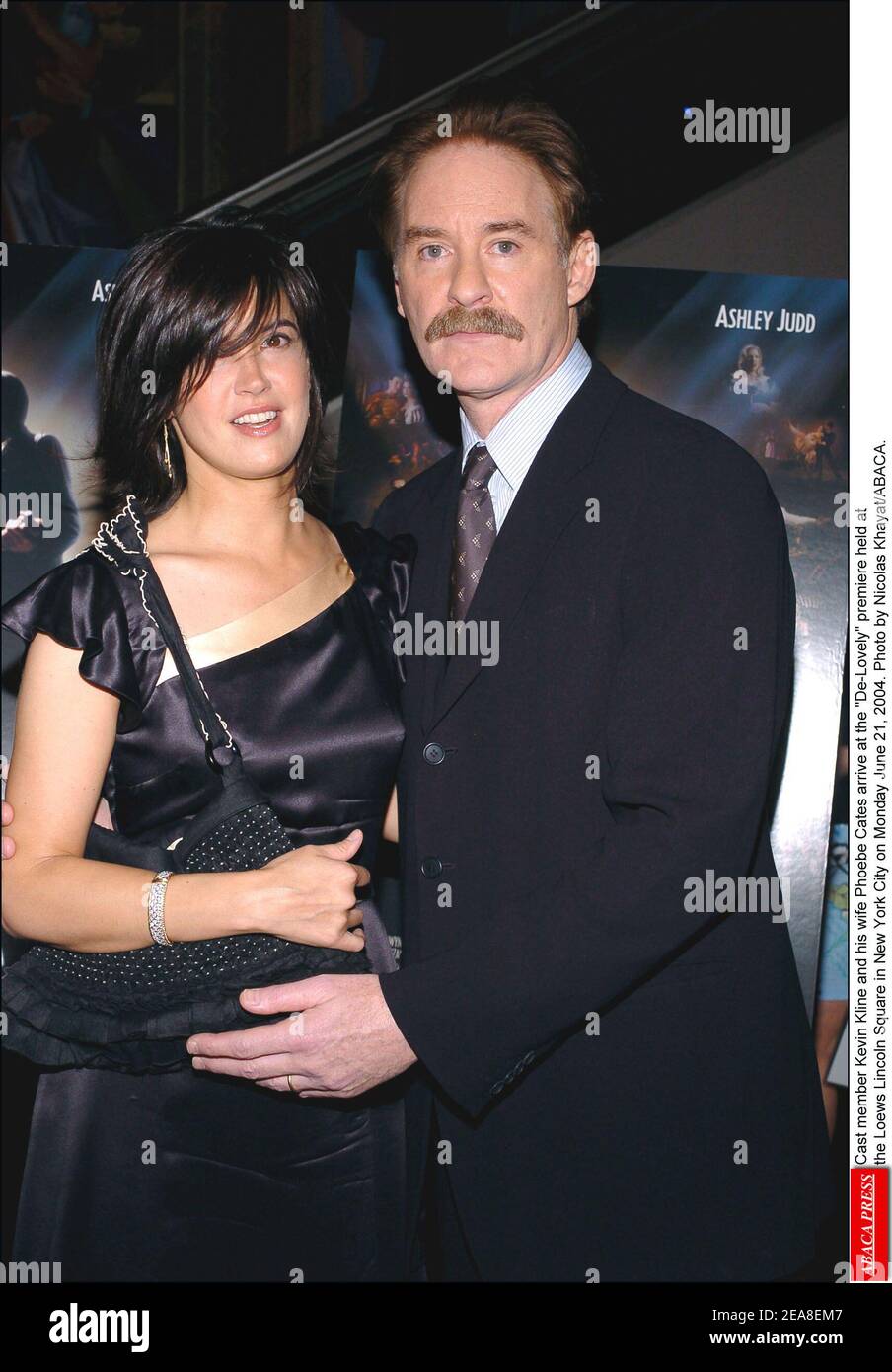 Kevin Kline, membre du casting, et sa femme Phoebe Cates arrivent à la première -de-Lovely- qui a eu lieu au Loews Lincoln Square à New York le lundi 21 juin 2004. Photo de Nicolas Khayat/ABACA. Banque D'Images