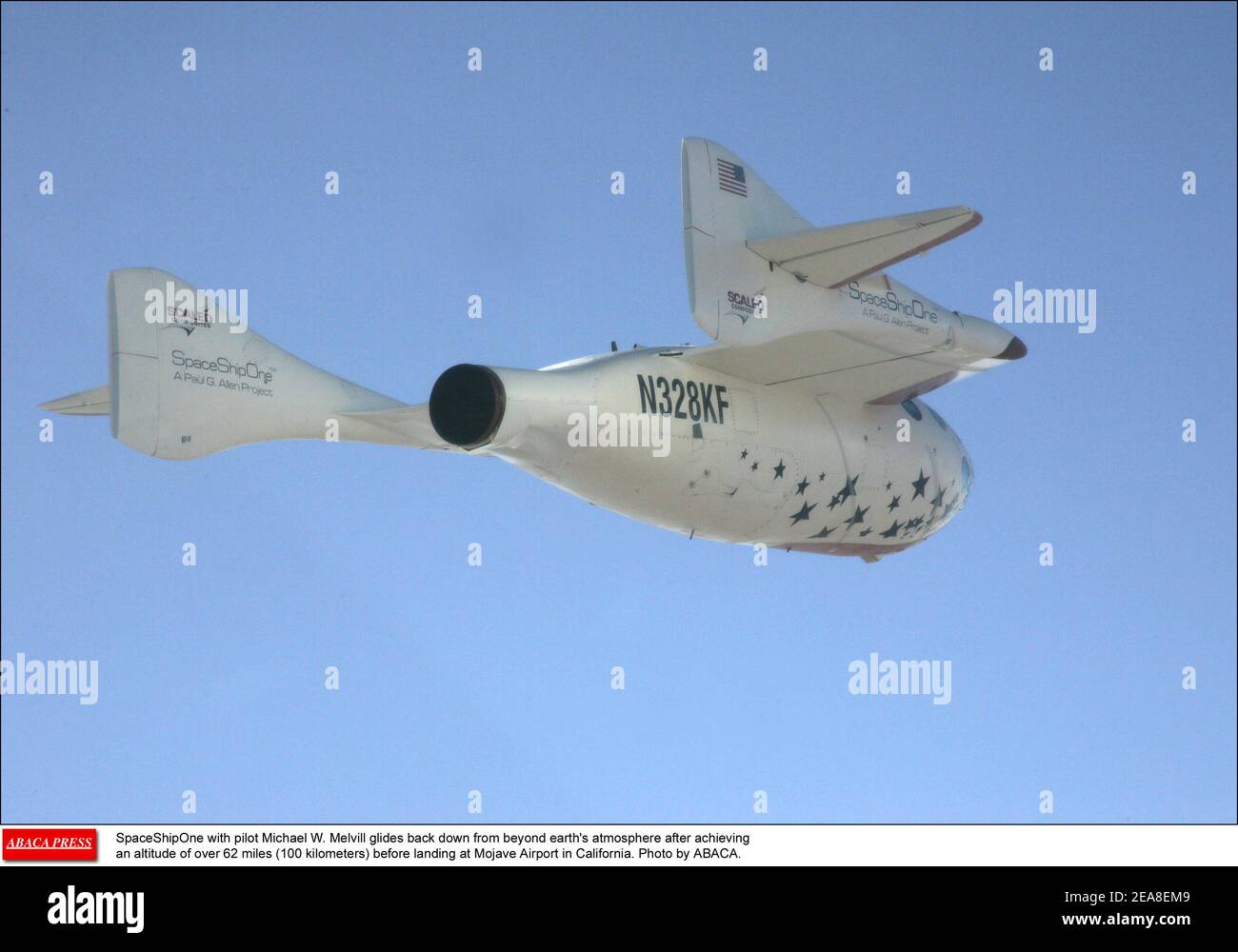 SpaceShipOne avec le pilote Michael W. Melvill glisse en arrière de l'atmosphère au-delà de la terre après avoir atteint une altitude de plus de 62 miles (100 kilomètres) avant d'atterrir à l'aéroport de Mojave en Californie. Photo par ABACA. Banque D'Images