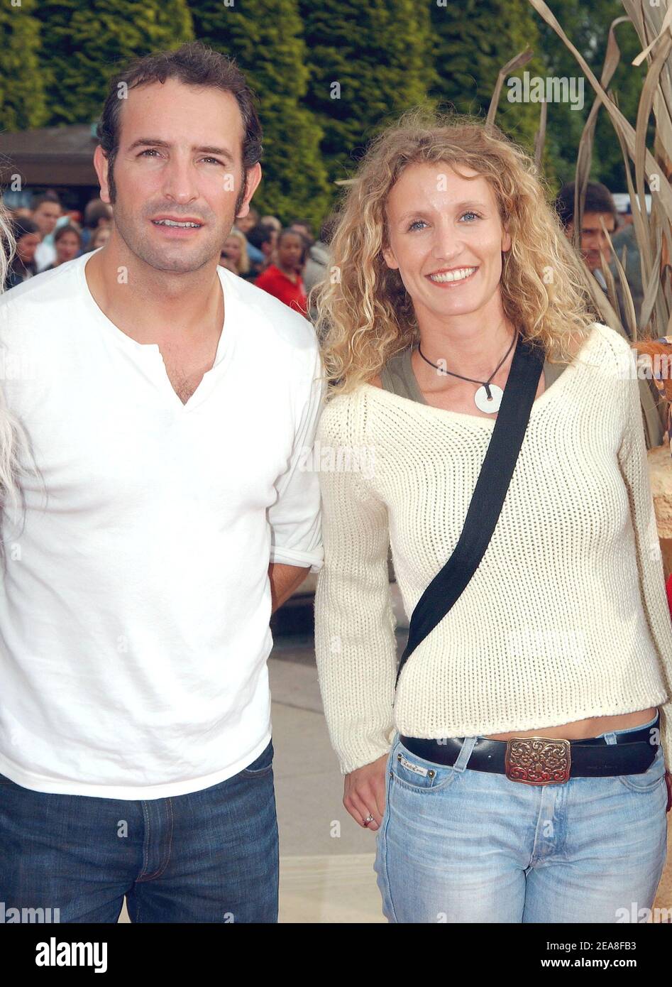 Les acteurs français Alexandra Lamy et Jean Dujardin assistent à la  première française de la comédie musicale -le lion du roi -à Eurodisney  Resort à Marne la Vallée-France le 26 juin 2004.