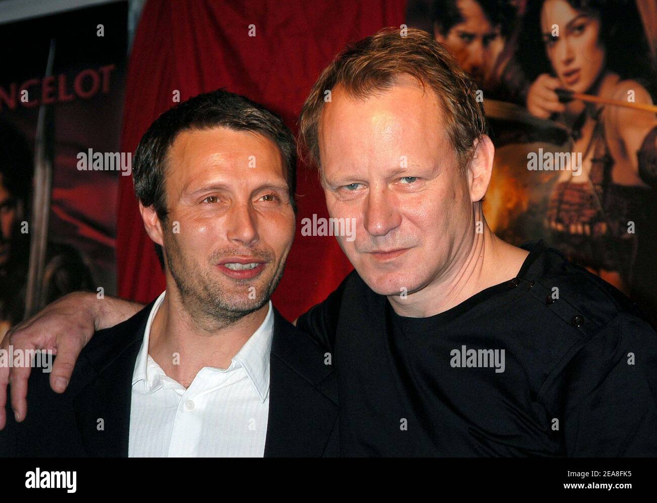 Les membres du casting, Stellan Skarsgard (R) et Mads Mikkelsen, assistent à la première mondiale de Touchstone Pictures et Jerry Bruckheimer films -King Arthur- au Ziegfeld Theatre, à New York, NY, USA - le 28 juin 2004. Photo par Antoine Cau/ABACA. Banque D'Images