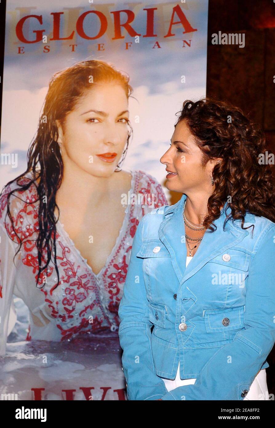 Gloria Estefan pose après une conférence de presse tenue au 5e immeuble de la Trump Avenue et annonçant sa prochaine tournée d'adieu - Live and Re-Wrapped Summer 2004 Tour -, à New York, le lundi 28 juin 2004. Photo de Nicolas Khayat/ABACA. Banque D'Images