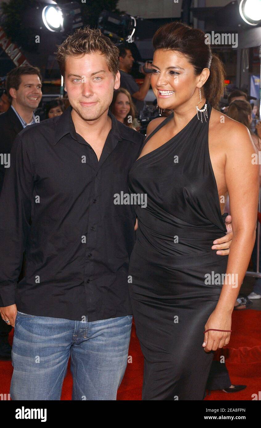Lance Bass et Jennifer Gimenez assistent à la première -Anchorman- au Mann's Chinese Theatre à Hollywood. Los Angeles, le 28 juin 2004. Photo de Lionel Hahn/ABACA Banque D'Images