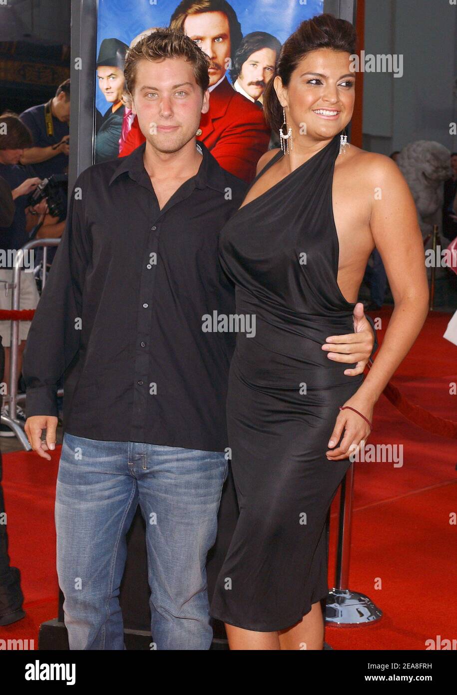 Lance Bass et Jennifer Gimenez assistent à la première -Anchorman- au Mann's Chinese Theatre à Hollywood. Los Angeles, le 28 juin 2004. Photo de Lionel Hahn/ABACA Banque D'Images