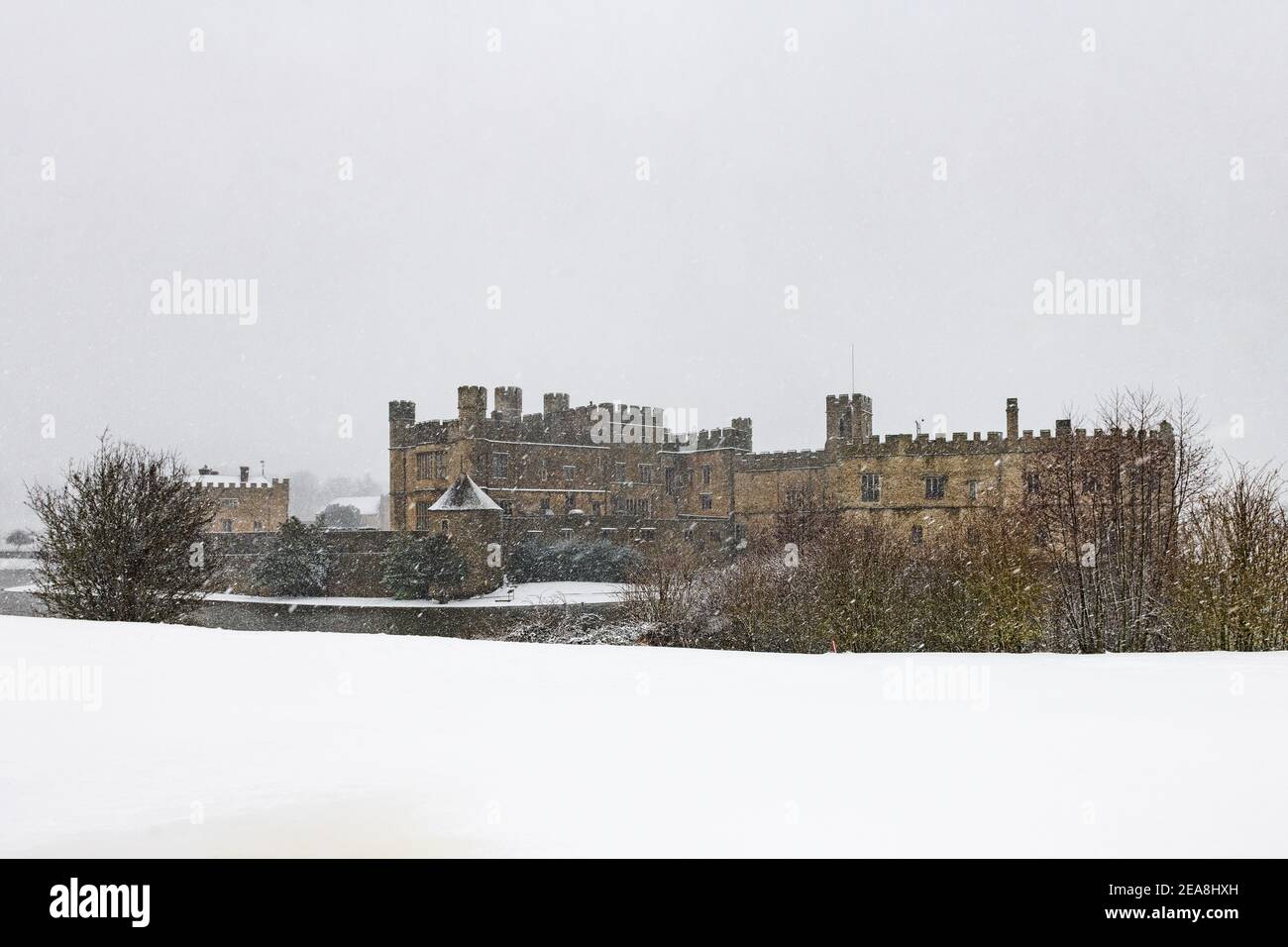 Château de Leeds Kent dans la tempête de neige Banque D'Images