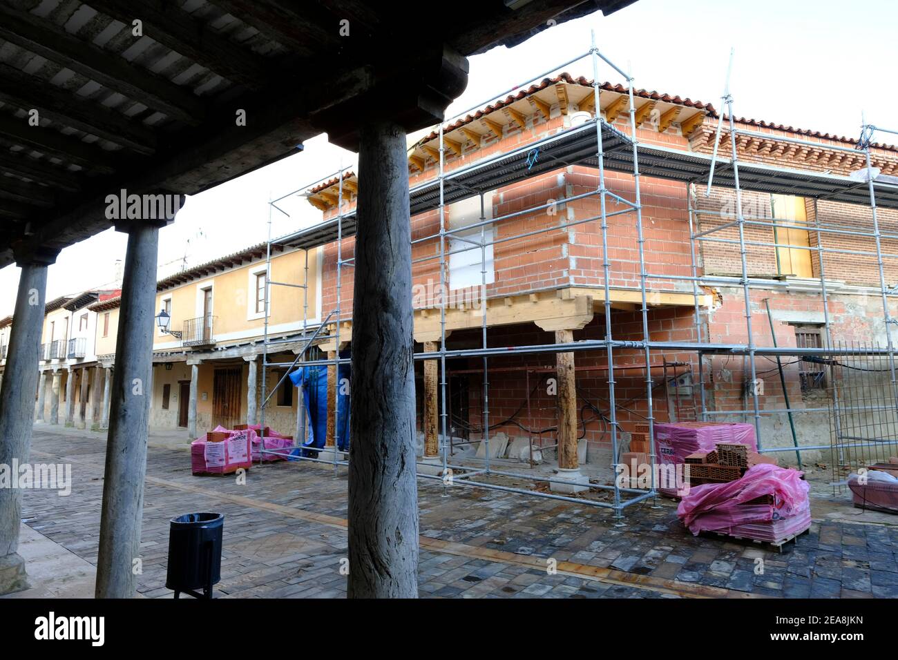 Construction d'une maison moderne conforme au style traditionnel dans le vieux quartier. Ampudia, province de Palencia, Castille et Leon, Espagne Banque D'Images