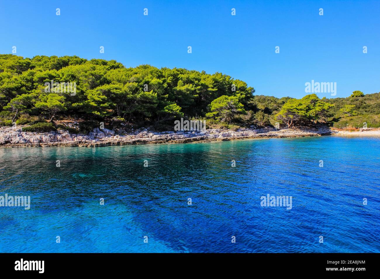 Vue sur une plage de pierre à Paklinski Otoci, Croatie Banque D'Images Vue sur une plage de pierre à Paklinski Otoci, Croatie Banque D'Images