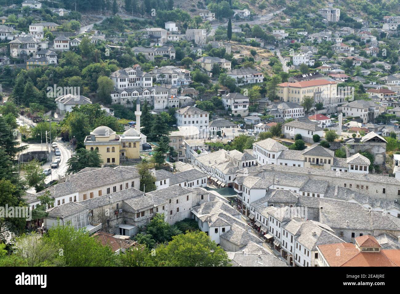 Gjirokaster, Albanie, Europe, ville ottomane bien préservée. Vue de la citadelle sur les toits de pierre de la ville, patrimoine mondial de l'UNESCO. Banque D'Images