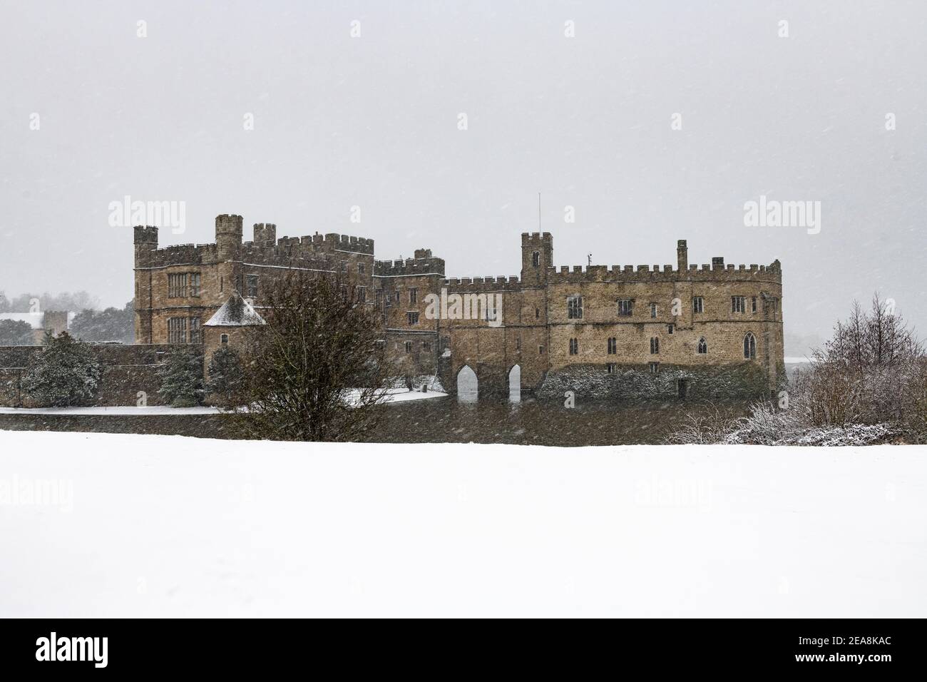 Château de Leeds Kent dans la tempête de neige Banque D'Images