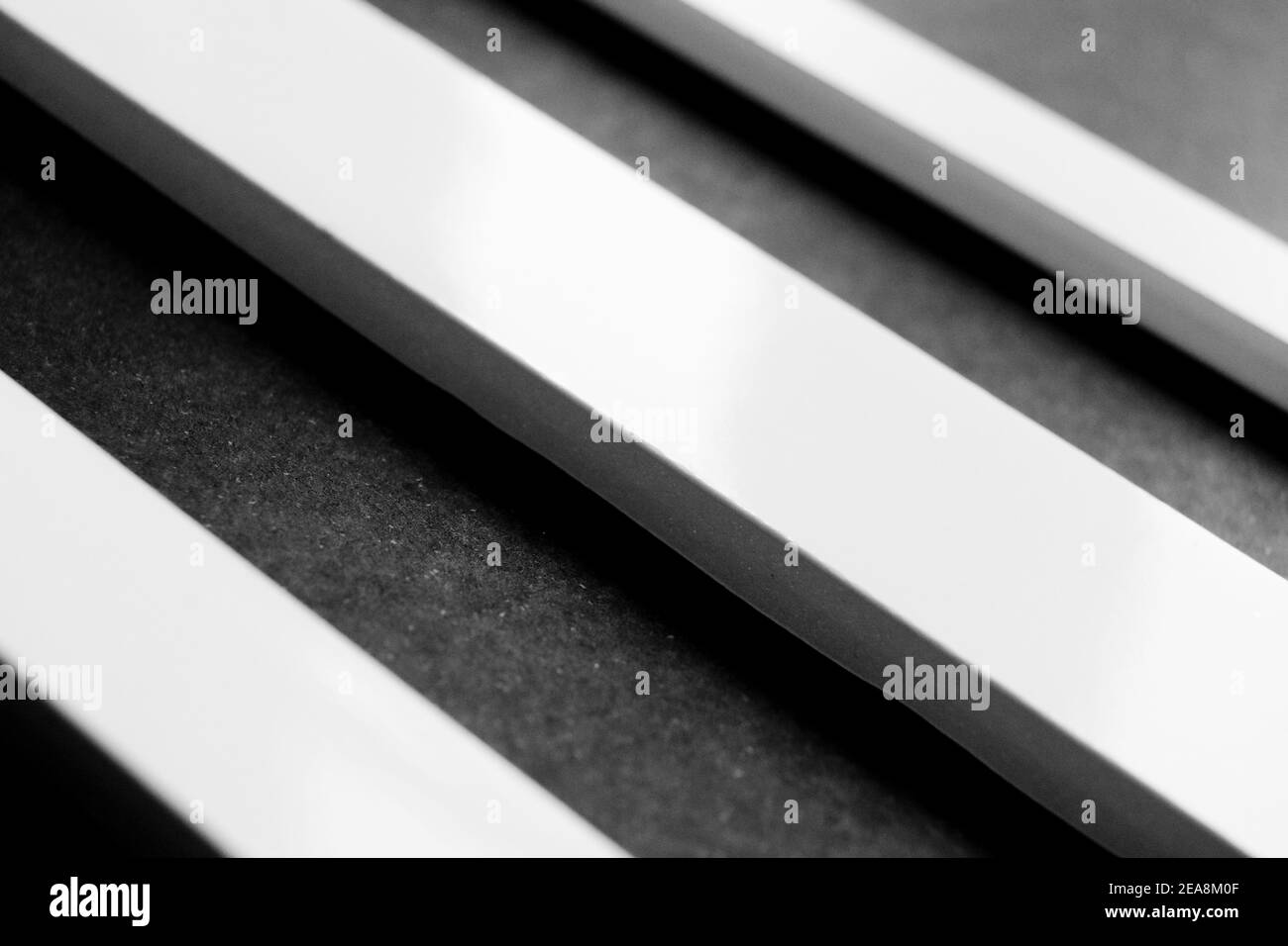 Lignes blanches sur fond noir. Banque D'Images