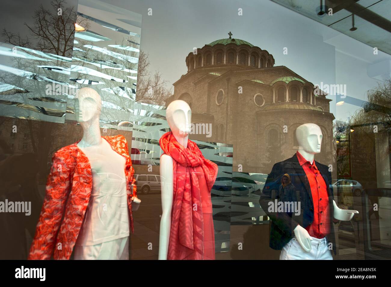 Vitrine de magasin de mode avec réflexion de scène de rue, Sofia, Bulgarie Banque D'Images