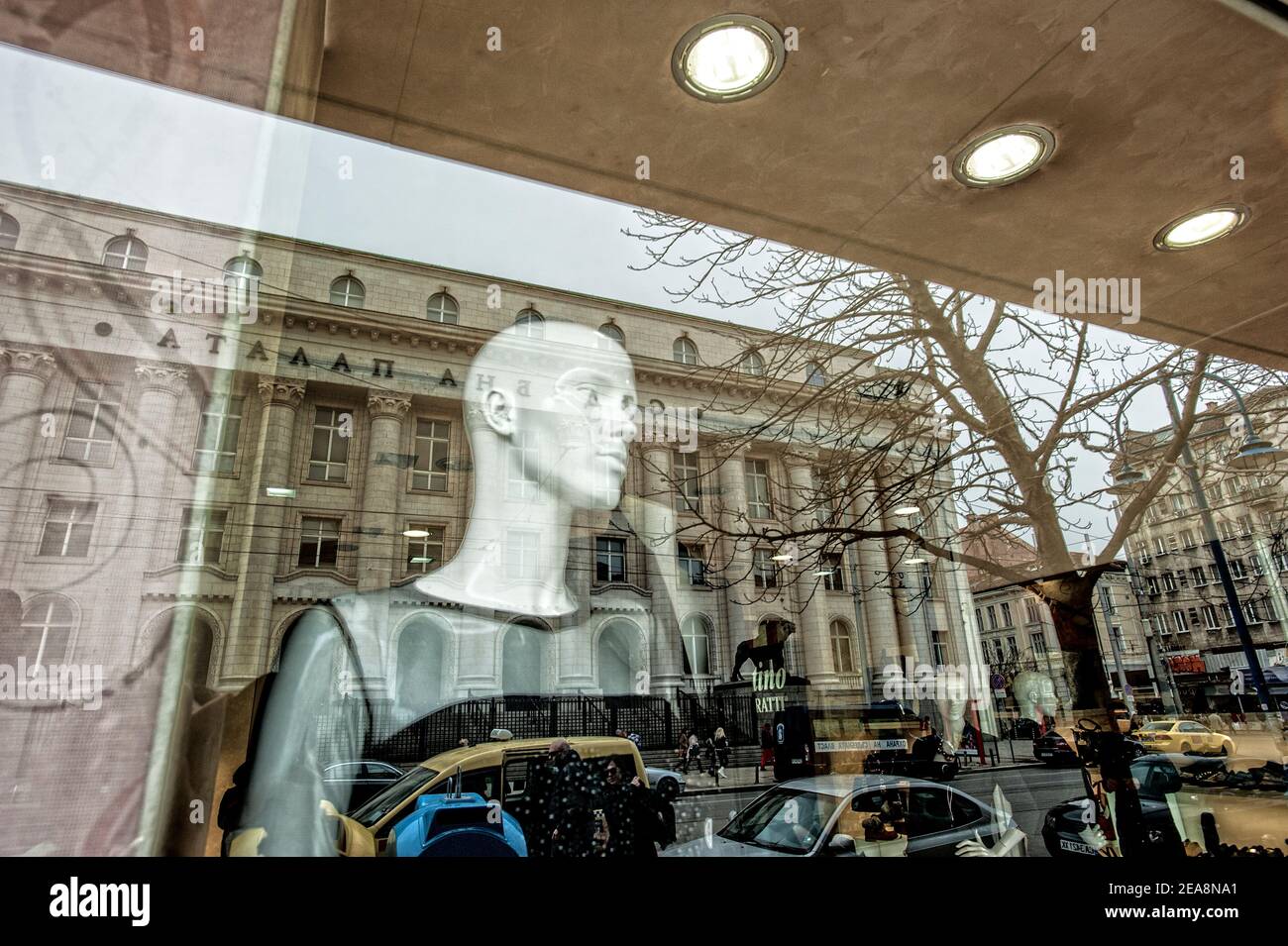 Vitrine de magasin de mode avec réflexion de scène de rue, Sofia, Bulgarie Banque D'Images