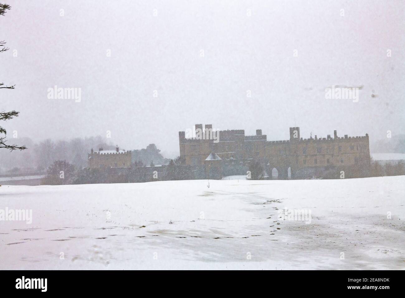 Château de Leeds Kent dans la tempête de neige Banque D'Images