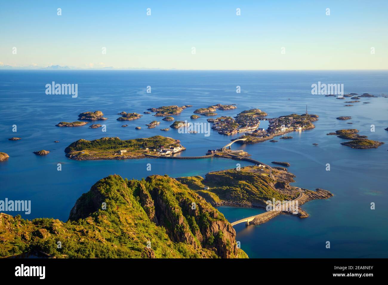 Village de Henningsvaer vu du mont Festvagtinden sur les îles Lofoten, Norvège Banque D'Images