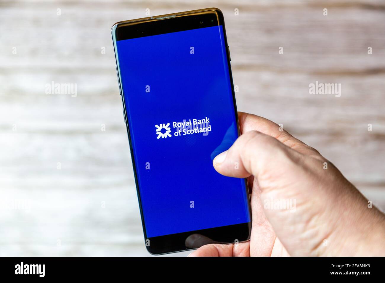 Un téléphone mobile ou mobile tenu dans un Main avec l'application Royal Bank of scotland ouverte sur écran Banque D'Images