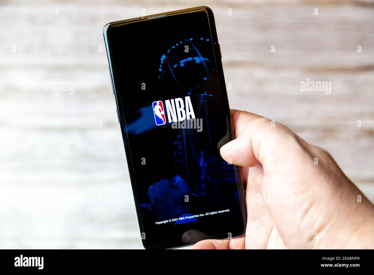 Un téléphone mobile ou mobile tenu dans un Main avec l'application NBA ouverte à l'écran Banque D'Images