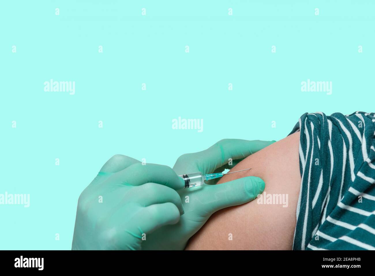 La seringue de maintien de l'infirmière permet l'injection au patient féminin. Vaccination à l'épaule. Médecin vaccinant la femme dans le centre de vaccination de l'hôpital. Sécurité contre le cor Banque D'Images
