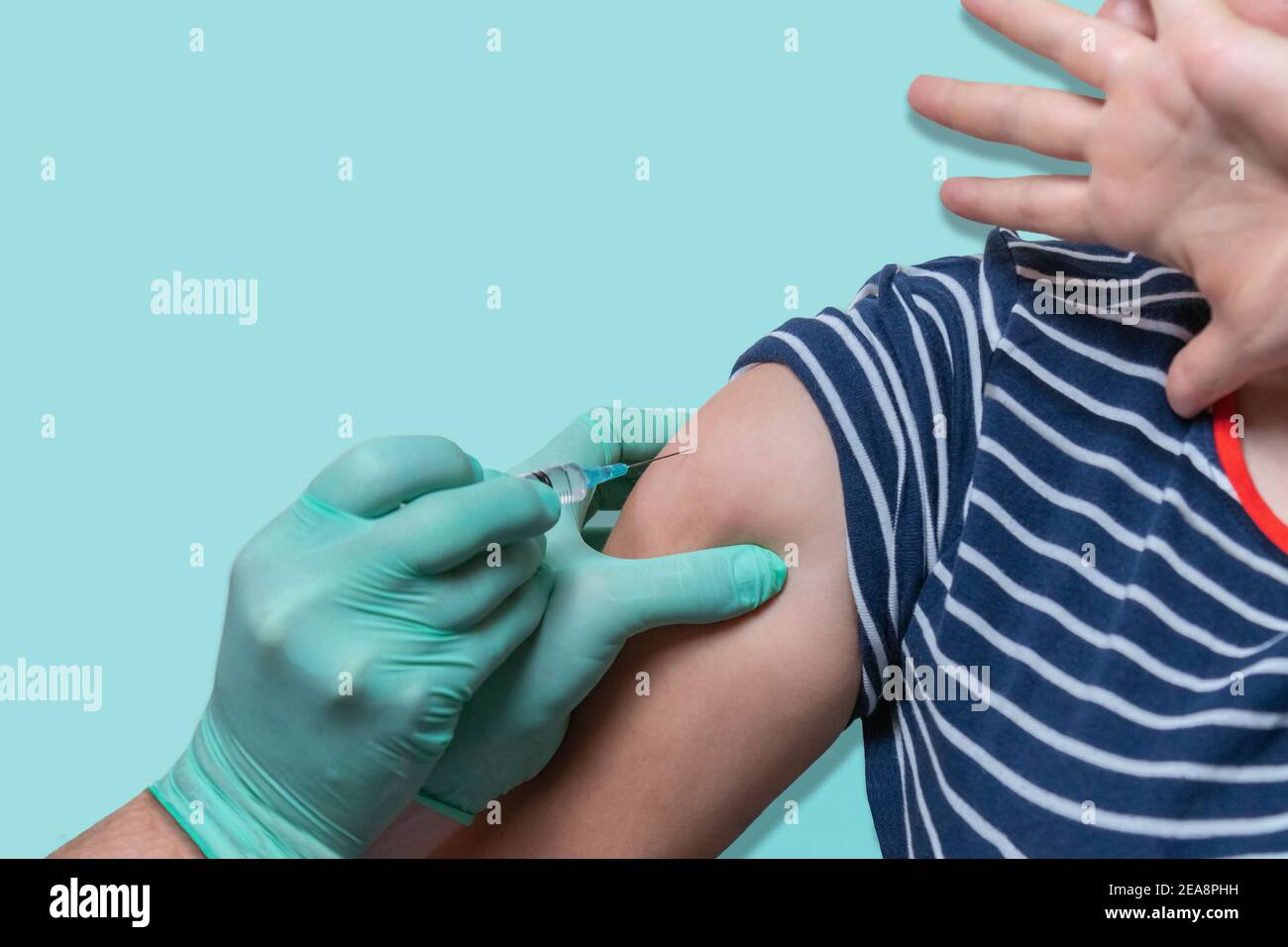 Infirmière vaccinant la femme dans le centre de vaccination de l'hôpital. La seringue du médecin donne l'injection à la patiente. Vaccination à l'épaule. Sécurité contre le cor Banque D'Images