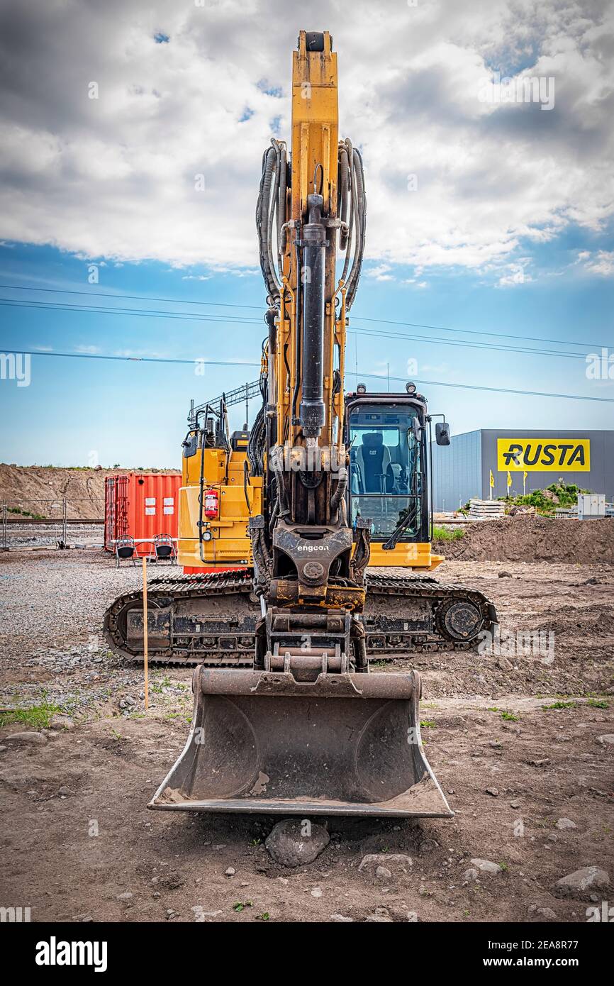 NORRJOPING, SUÈDE - 13 JUIN 2020 : une machine d'excavation caterpiller sur un site archéologique en dehors de la ville. Banque D'Images