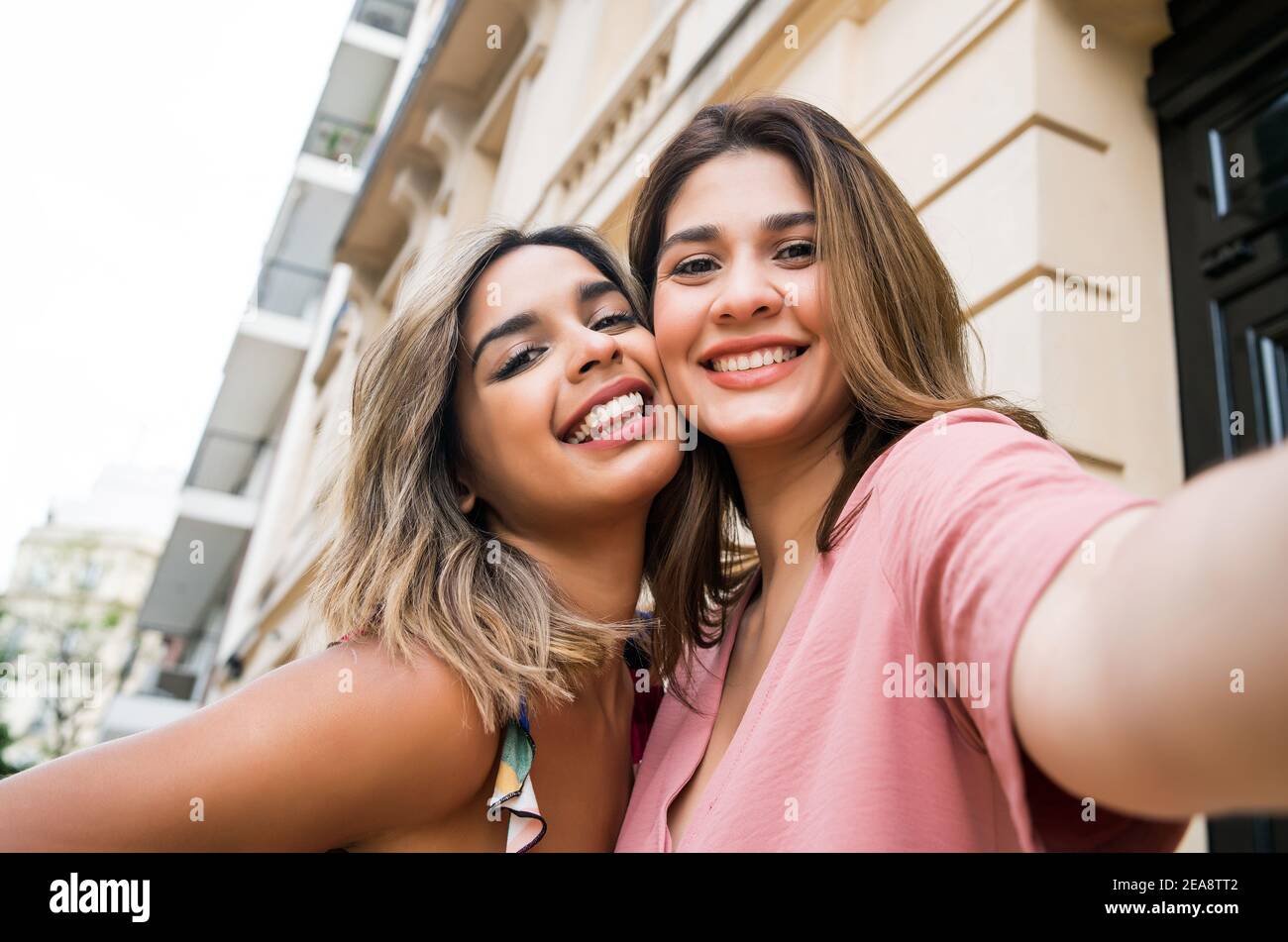 Deux amis qui prennent un selfie à l'extérieur. Banque D'Images