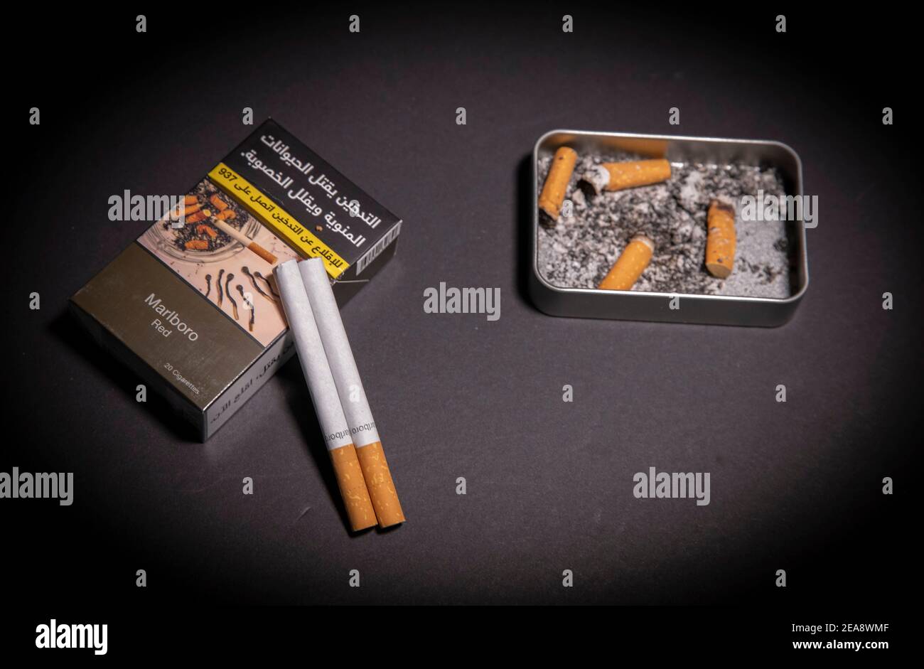 Cigarettes avec cendrier, fumer tue le sperme réduit la fertilité Banque D'Images