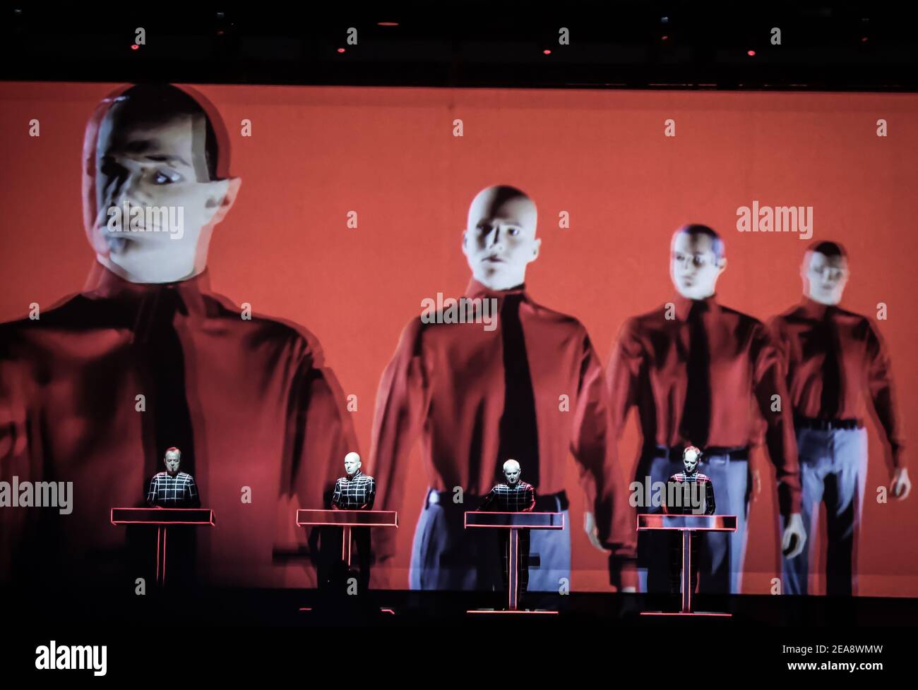 Kraftwerk présentant son spectacle 3D en direct sur scène dans le cadre du festival Latitude 2013 à Suffolk, en Angleterre Banque D'Images