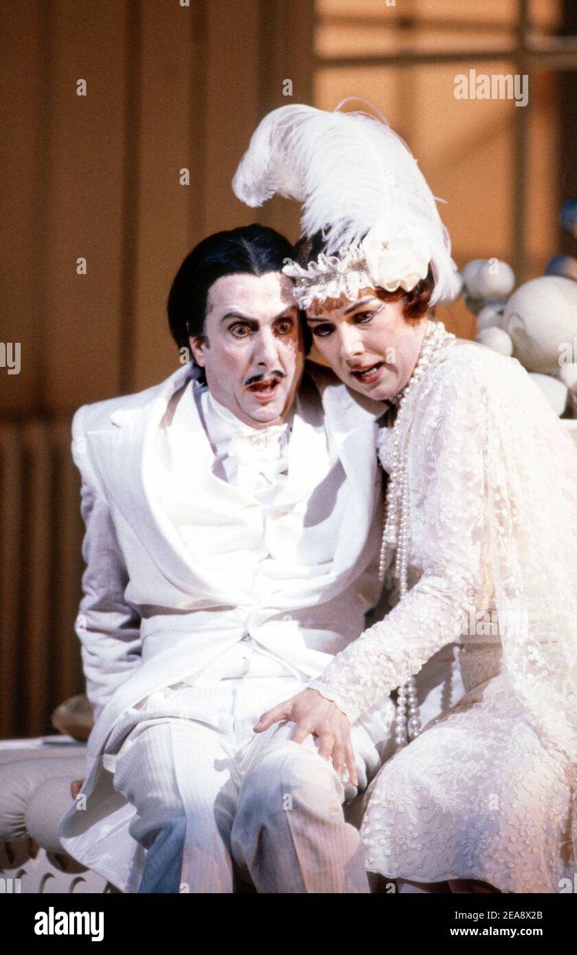 Eric Idle (Ko-Ko), Felicity Palmer (Katisha) dans LE MIKADO par Gilbert & Sullivan à l'Opéra national anglais (ENO), London Coliseum, Londres WC2 27/09/1986 chef d'orchestre: Peter Robinson Set design: Stefanos Lalaridis costumes: Sue Blane éclairage: Davy Cunningham chorégraphe: Anthony van Laast réalisateur: Jonathan Miller Banque D'Images
