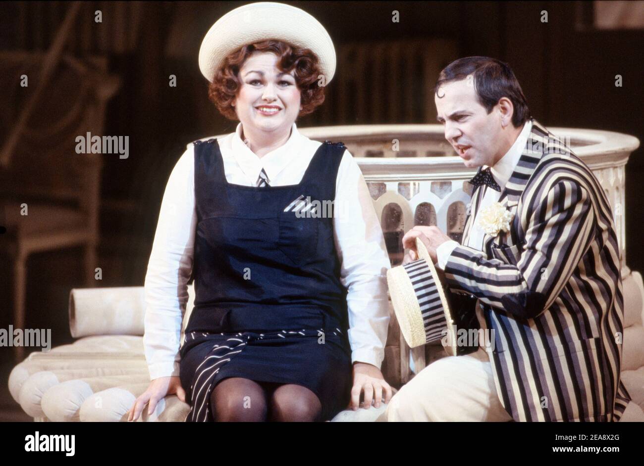 Susan Bullock (Yum-Yum), Bonaventura BOTTONE (Nanki-Poo) dans LE MIKADO par Gilbert & Sullivan à l'Opéra national anglais (ENO), London Coliseum, Londres WC2 23/11/1988 chef d'orchestre: John Price-Jones Set design: Stefanos Lagaridis costumes: Sue Blane éclairage: Jonathan Davy Cunningham van Miller chorégraphe: Anthony Van Laast réalisateur original Banque D'Images
