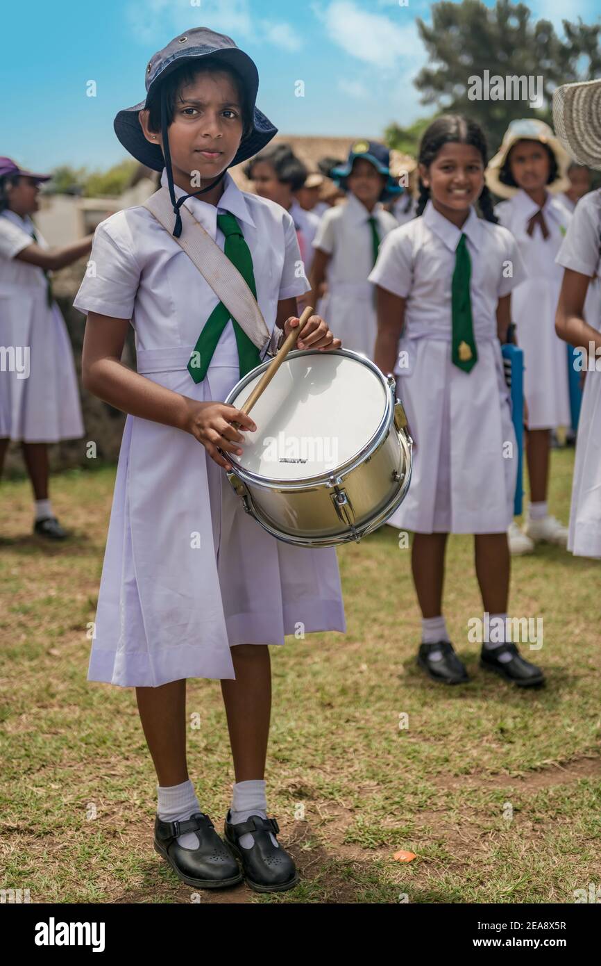 Une école de filles sri lankaise pratique de bande comme ils se produire pour les touristes à Galle fort dans le sud du Sri Lanka. Banque D'Images