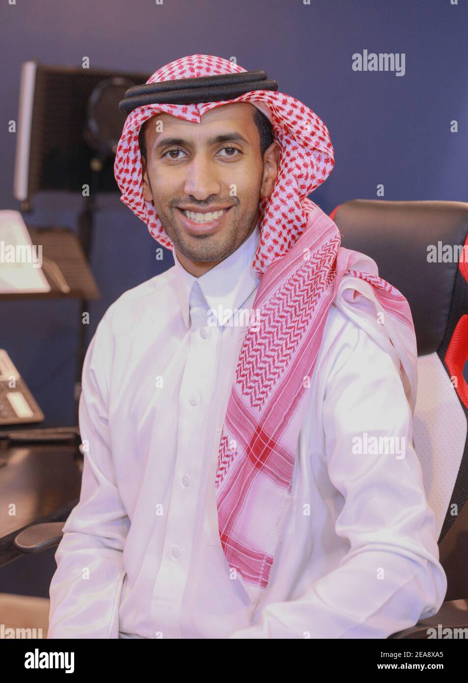 Homme d'affaires saoudien souriant dans un studio, Jeddah Arabie Saoudite  Photo Stock - Alamy