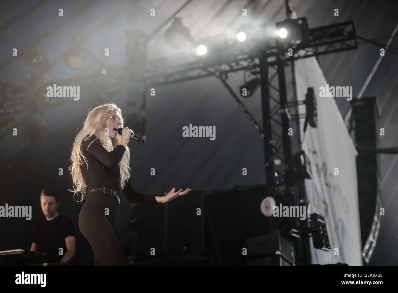 Iamamiwhoami ((alias Jonna Lee) en direct sur scène dans le cadre du festival Latitude 2013 à Suffolk, en Angleterre Banque D'Images