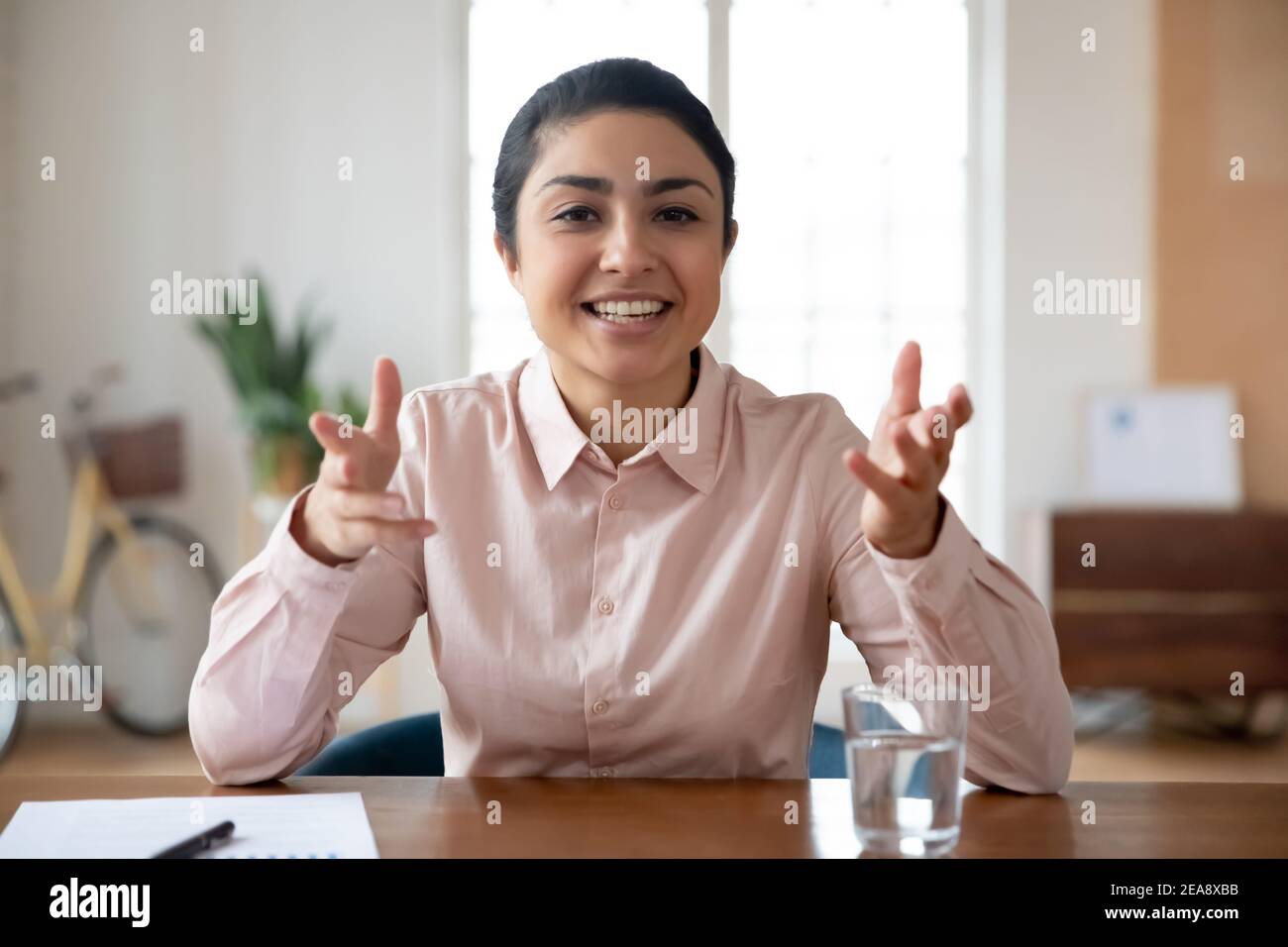 Employé travaillant à domicile et ayant une discussion virtuelle Banque D'Images