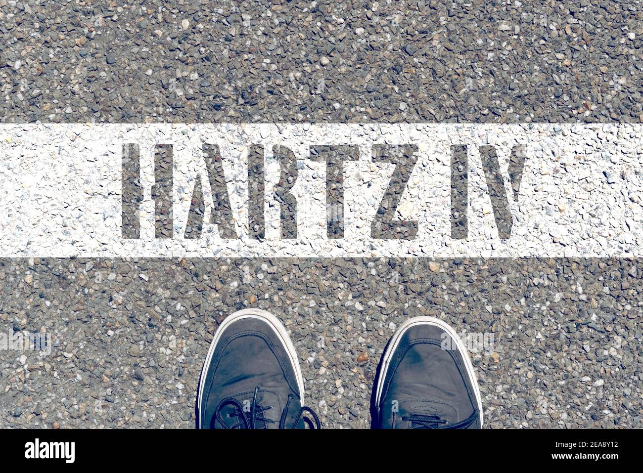 Une personne se tient devant Hartz 4 Banque D'Images