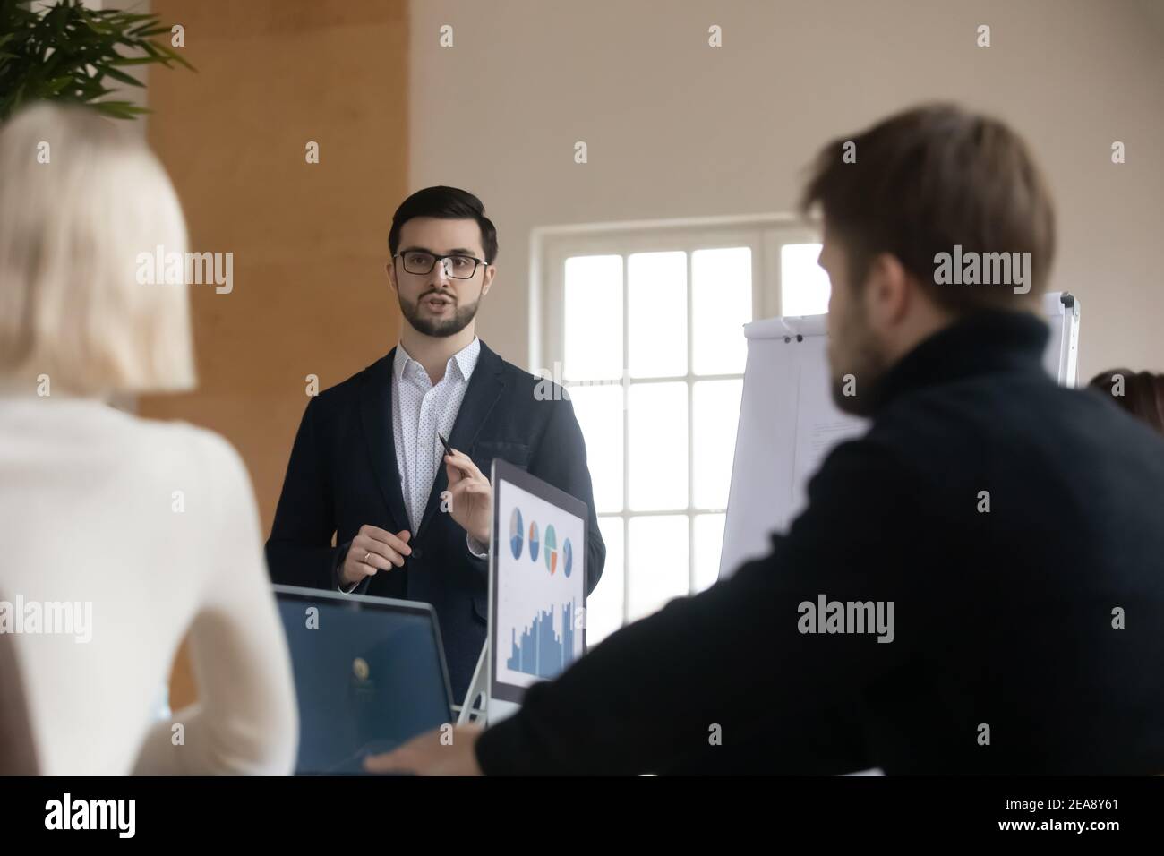 Chef d'entreprise présentant le projet à ses collègues ou partenaires Banque D'Images