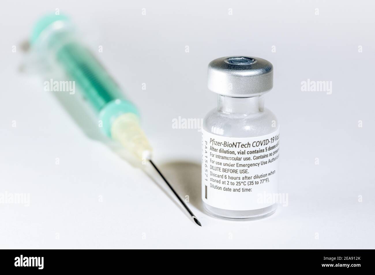 Injektionsflasche des Corona Impfstoffs von Pizer-Biontech - Symbolbild Banque D'Images