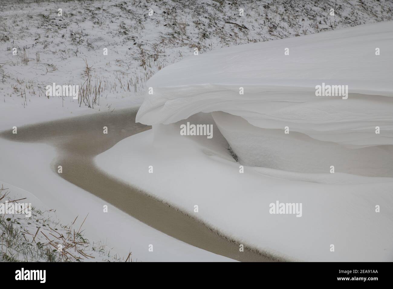une couche épaisse de neige qui recouvre un fossé presque gelé pendant le  winte rin hollande Photo Stock - Alamy