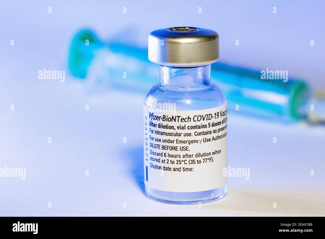 Injektionsflasche des Corona Impfstoffs von Pizer-Biontech - Symbolbild Banque D'Images