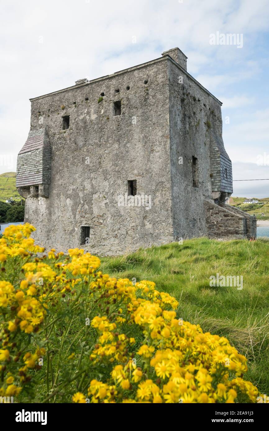 Le château de la reine du pirate Grace O'Malley sur l'île Clare. Banque D'Images