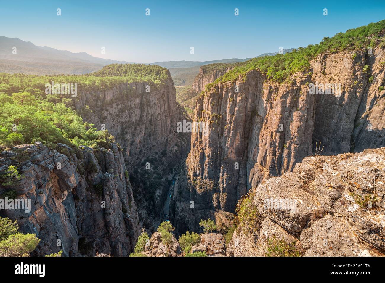 Une grande et pittoresque gorge dans le canyon de Tazi en Turquie dans les rayons du soleil levant. Une attraction touristique bien connue et un endroit pour le recre actif Banque D'Images