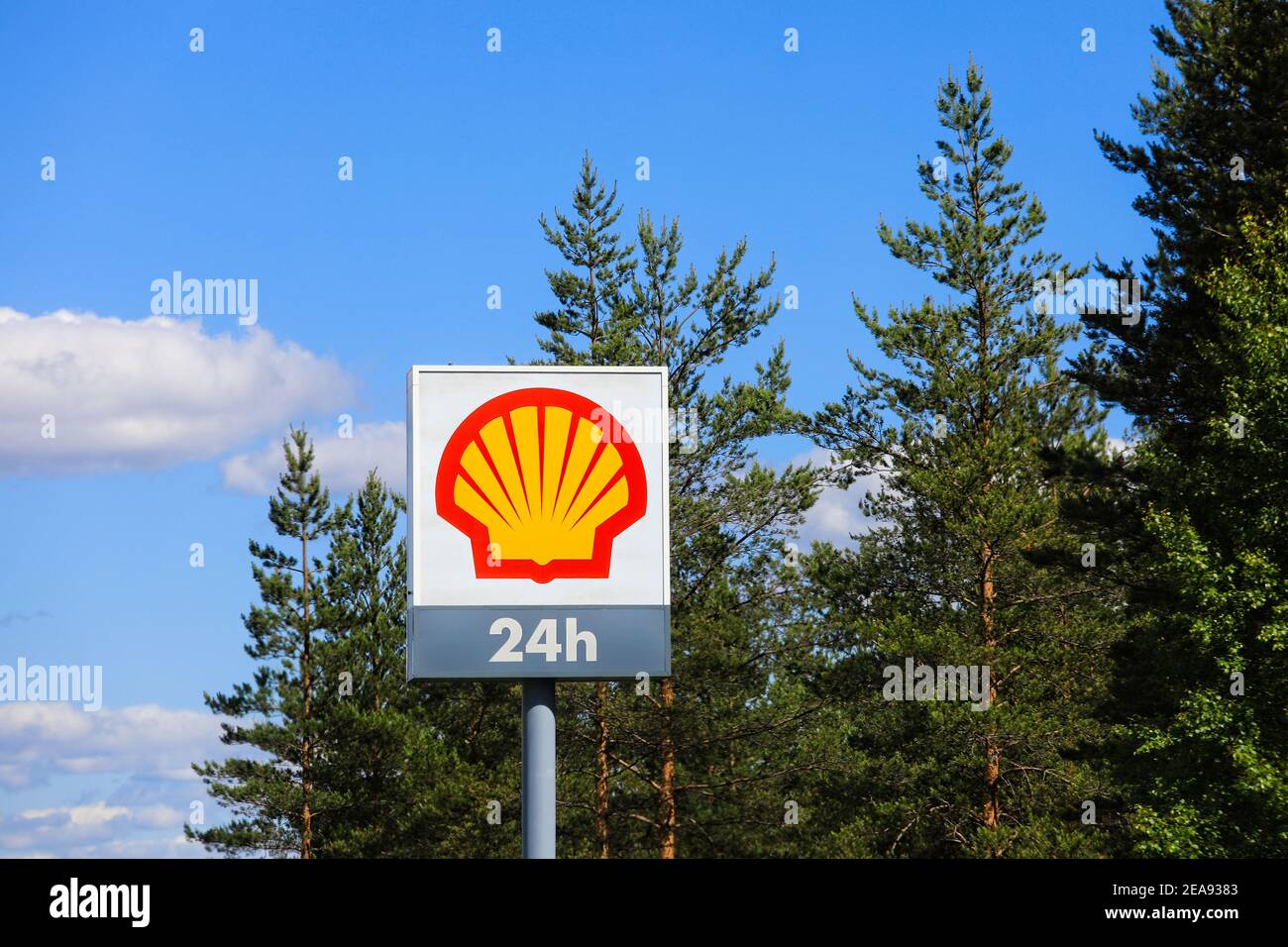 Royal Dutch Shell, communément connue sous le nom de Shell, compagnie multinationale britannique-néerlandaise de pétrole et de gaz. Logo contre le ciel et la forêt par la Highway 4, Finlande. 2017. Banque D'Images