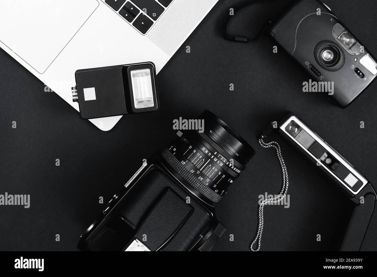 Vue de dessus des caméras film et d'une Fleshlight sur un ordinateur portable sur une table noire Banque D'Images