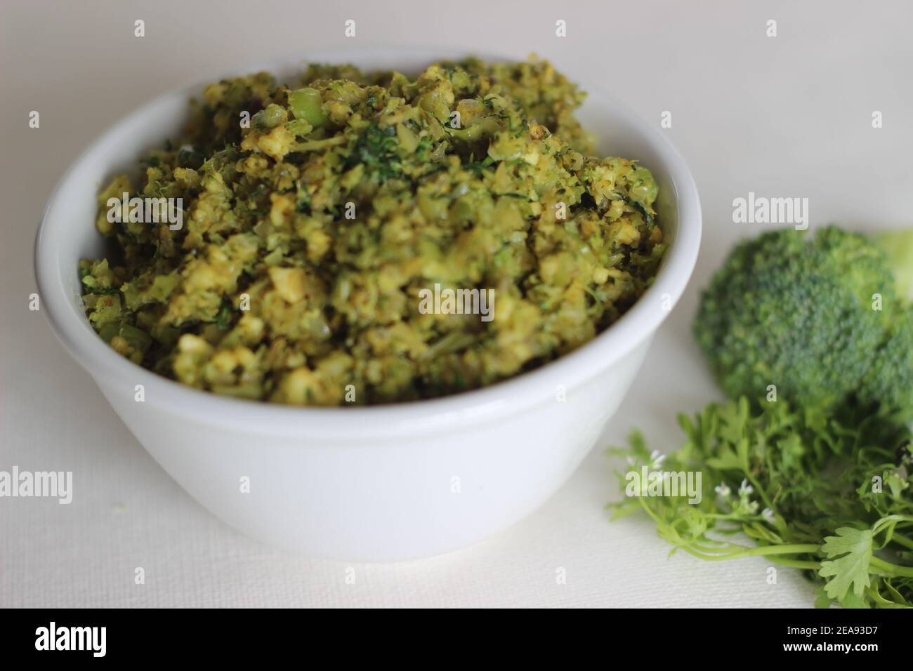 Farce de paneer de brocoli pour le paratha. Prêt à ajouter à la farine de blé entière pour préparer le paneer de brocoli paratha. Photographié sur fond blanc. Banque D'Images