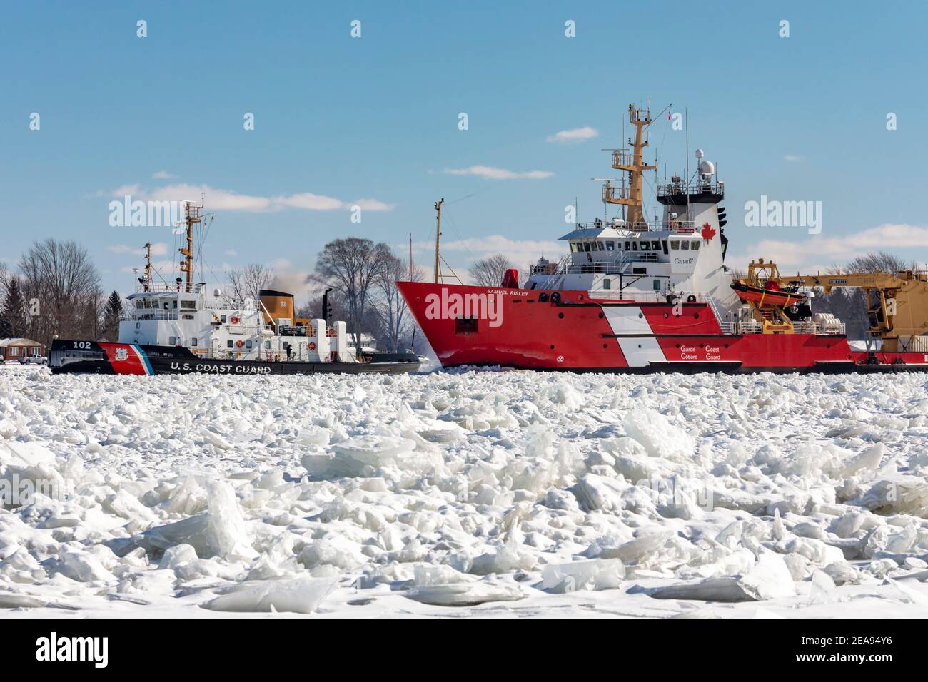 Roberts Landing, Michigan, États-Unis. 7 février 2021. Le brise-glace de la Garde côtière canadienne Samuel Risley et le Cutter de la Garde côtière américaine Bristol Bay travaillent ensemble pour briser la glace sur la rivière St. clair. Le froid amer a entraîné des embâcles sur la rivière et des inondations dans les communautés riveraines. La rivière Sainte-Claire est la frontière entre les États-Unis et le Canada; elle draine les Grands Lacs supérieurs vers le lac Sainte-Claire et le lac Érié. Crédit : Jim West/Alay Live News Banque D'Images