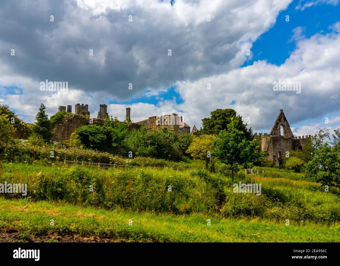 Ruines de Wingfield Manor House près d'Alfreton Derbyshire Angleterre construit en 1440 et laissé déserté depuis les années 1770 il Une fois, Mary Queen of Scots a été installée Banque D'Images