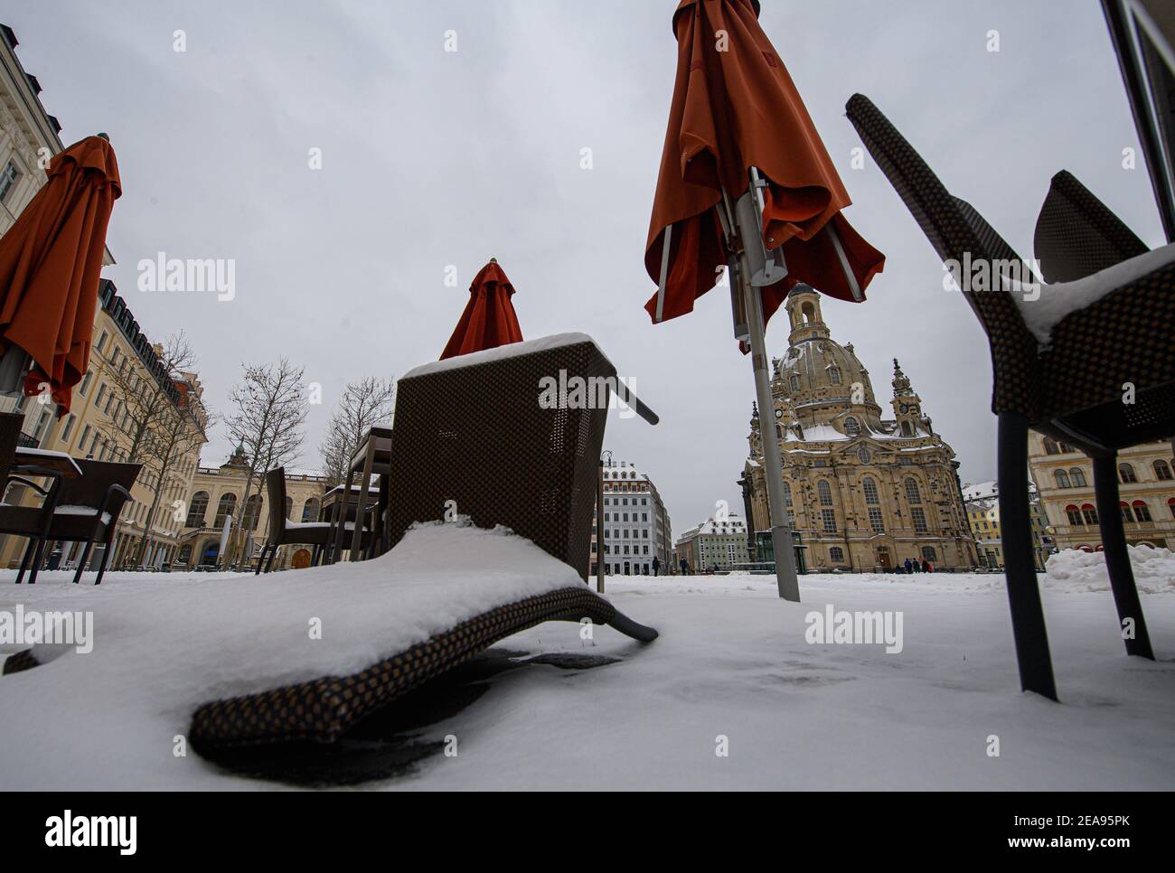 Dresde, Allemagne. 07e février 2021. Une chaise tombée d'un restaurant est recouverte de neige sur le Neumarkt, en face de la Frauenkirche. Credit: Robert Michael/dpa-Zentralbild/ZB/dpa/Alay Live News Banque D'Images