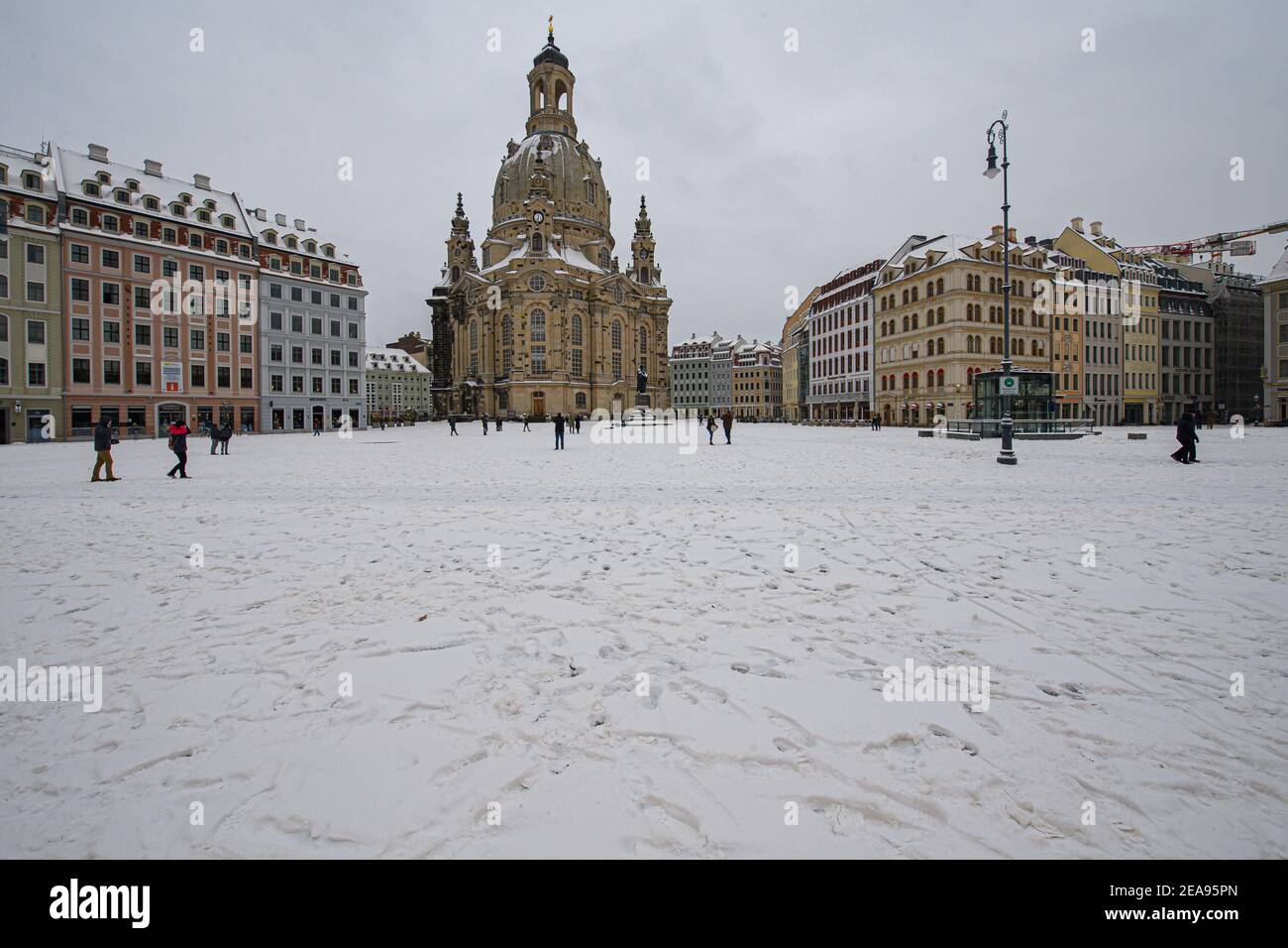 Dresde, Allemagne. 07e février 2021. Le Neumarkt en face de la Frauenkirche est recouvert de neige. Credit: Robert Michael/dpa-Zentralbild/ZB/dpa/Alay Live News Banque D'Images